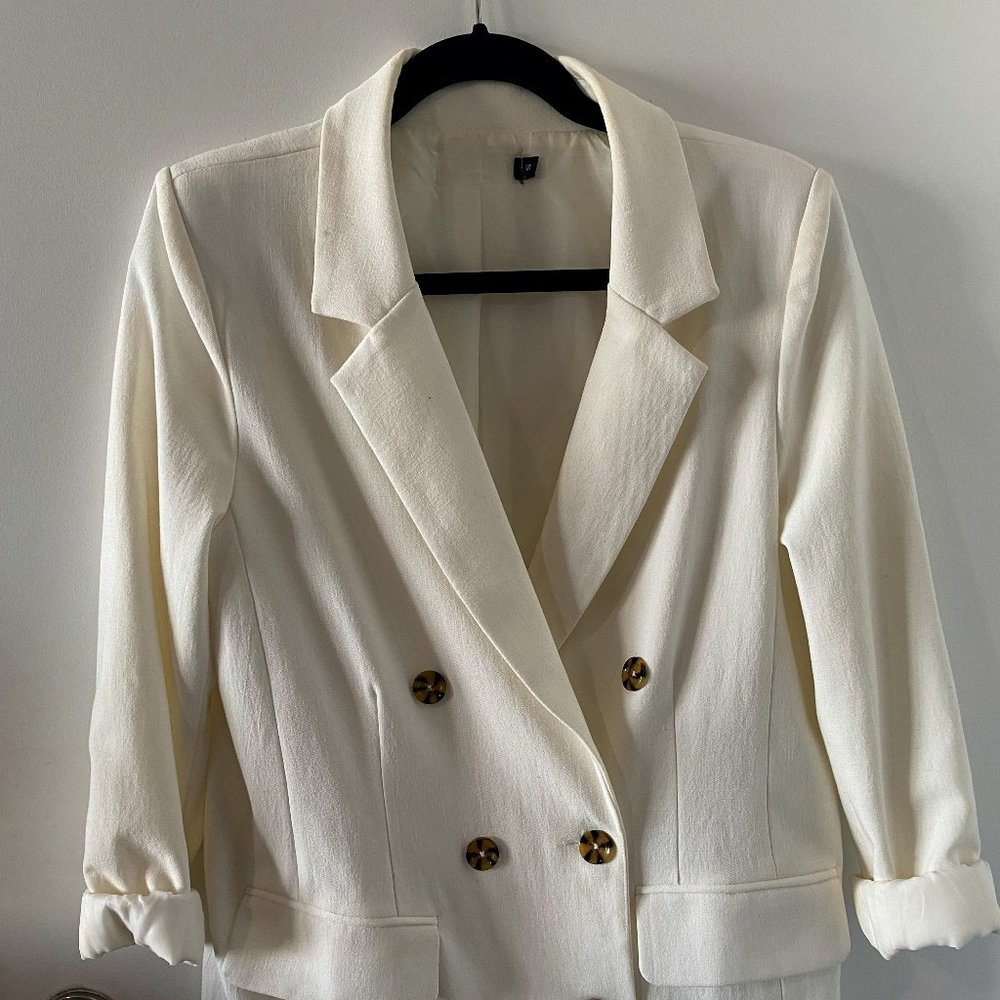 Oversized Blazer, White/offwhite color w/ brownish buttons, Size S/M
